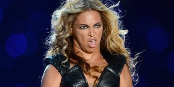 Seksi Dediğimiz Ünlüleri Bir de Sahnede Şarkı Söylerken Görün