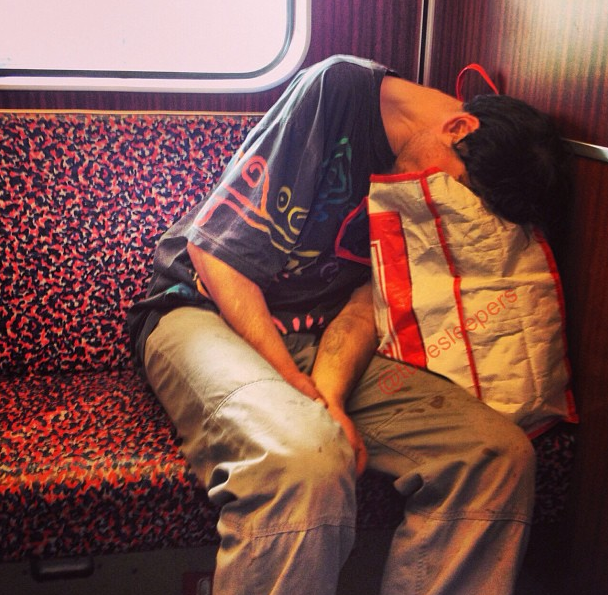 metroda uyuyanlar (24)