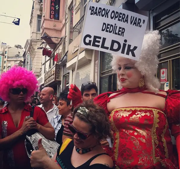 onur-yuruyusu-2013-barok-opera-var-dediler-geldik-lgbt-