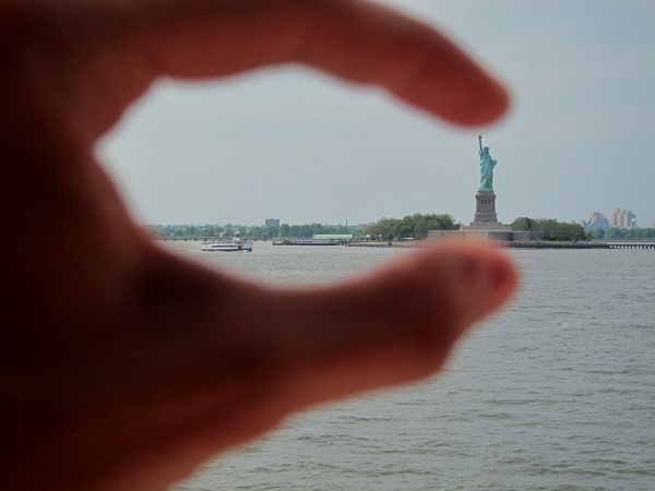 Pinching-Statue-of-Liberty