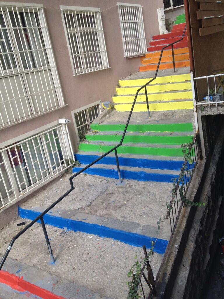 belediyenin-boyadigi-renkli-merdiven