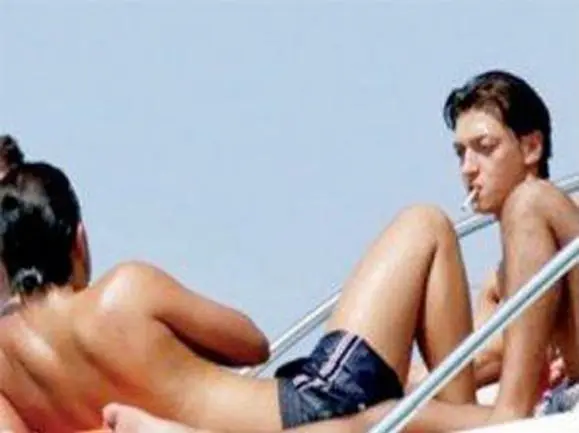 mesut-ozil-sigara