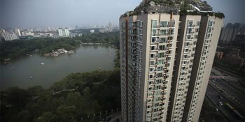 Çin’de 26 Katlı Apartmanın Tepesine Dağ İnşa Eden Ayı Komşu