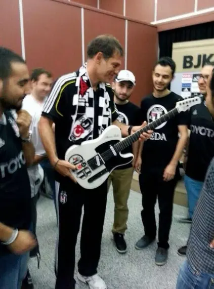 slaven-bilic-besiktas-yeni-hediye-gitar
