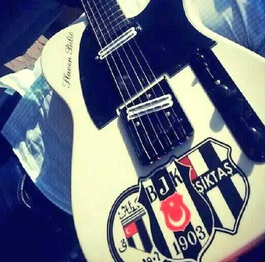 slaven-bilic-siyah-beyaz-gitar