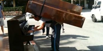 Vatan Seitumerov: Sırtında Piyano Taşırken Piyano Çalan Rus