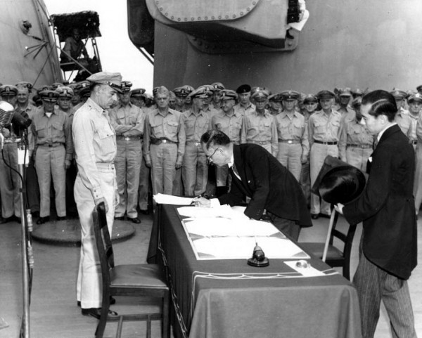 japonlar-teslim-belgesi-imzalarken