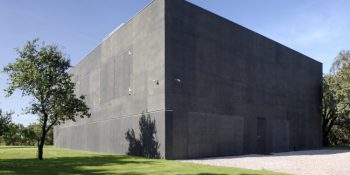 Her Türlü Zombi Saldırısı ve Doğal Afete Karşı Kale Tasarımlı Doğa Evi