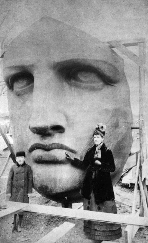 1885-ozgurluk-heykeli-kafasi-onunde-fotograf