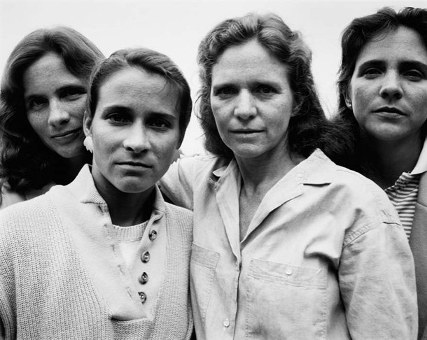 her-sene-fotograf-cektiren-kiz-kardesler-1987
