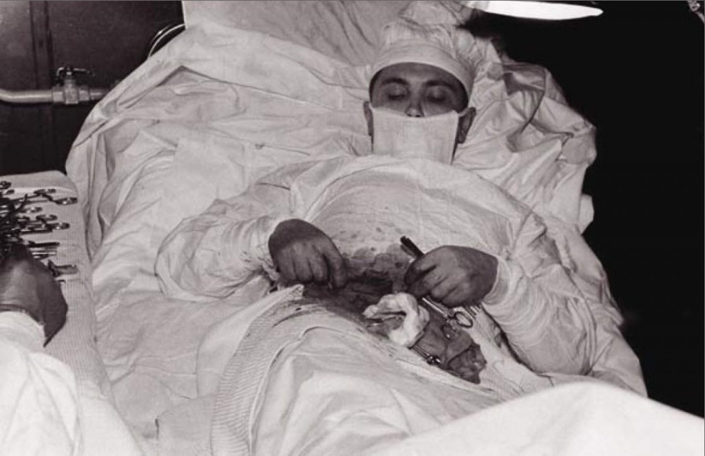 kendi-apandisit-ameliyatini-yapan-doktor-leonid-rogozov-1961