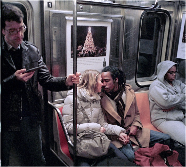 metroda-opusen-zenci-ve-beyaz