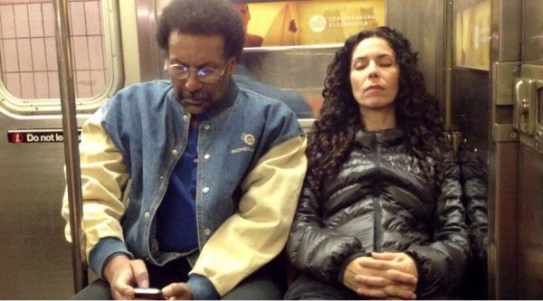 metroda-yabancinin-omzunda-uyumak-1