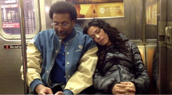 metroda-yabancinin-omzunda-uyumak-2