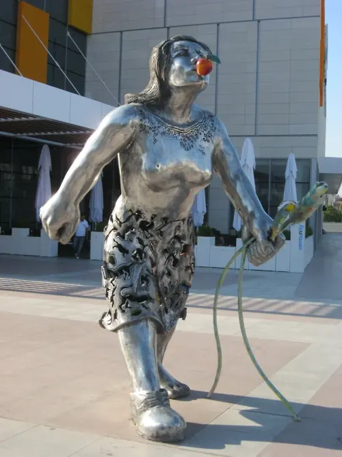 antalya-ne-oldugu-belli-olmayan-heykel