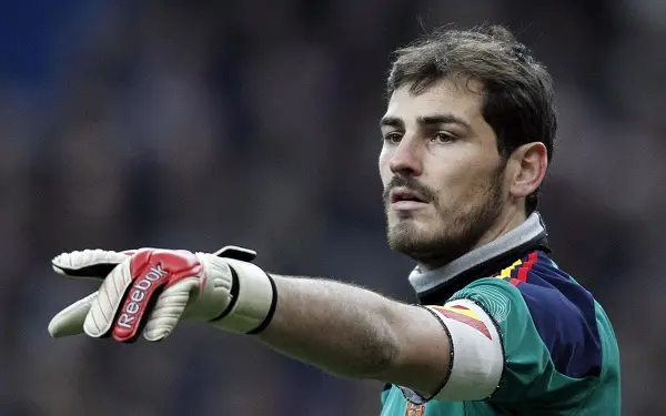 iker-casillas-real-madrid-bayrak-futbolcu