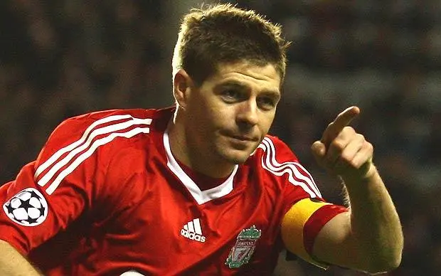 steven-gerrard-liverpool-bayrak-futbolcu