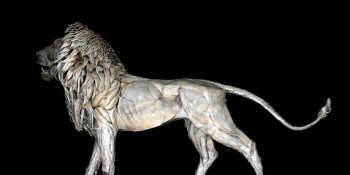 Tamamen Metalden Oluşan Görkemli Aslan Heykeli