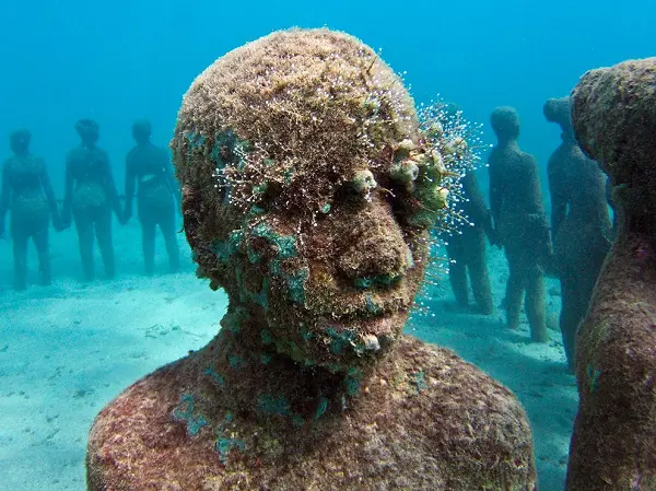 SU-ALTI-HEYKEL-PARKI-GRENADA