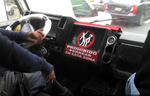 prohibido-perrear-en-esta-zona-perreo-chacalonero-reggaeton-combi-coaster-custer-micro-bus