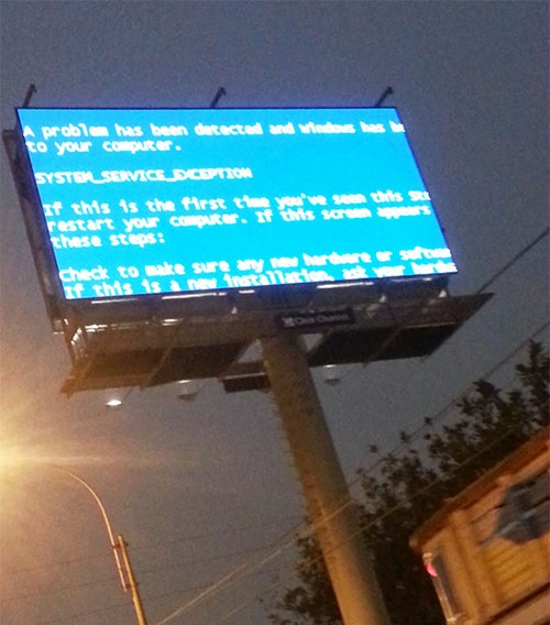 windows-panel-publicidad-billboard-pantalla-azul-blue-screen