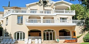 Büyük Evde Oturmanın O Kadar da Eğlenceli Olmadığına 12 Kanıt