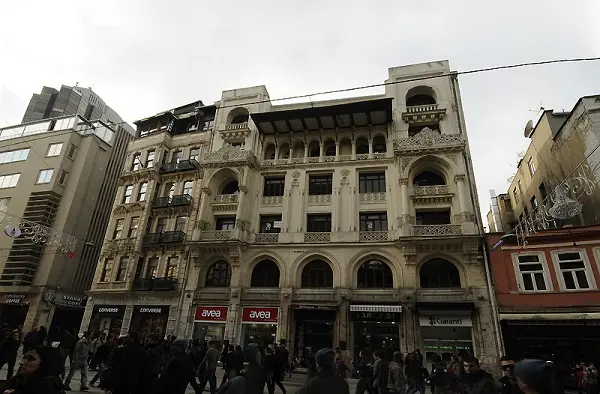modern-zamanlar_gosterimde_elhamra