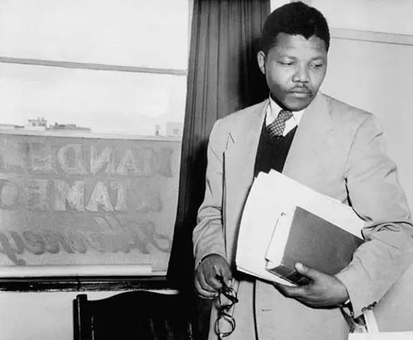 1943 - Afrika Ulusal Kongresine katildi mandela