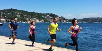 Herkes Taytları Çekmiş Koşuyor, Bu İnsanlar Neden Koşuyor, Nereye Koşuyor