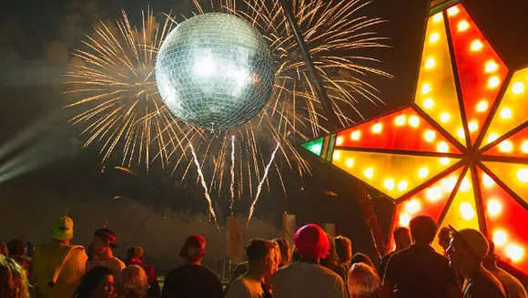 Bestival-en-buyuk-disko-topu