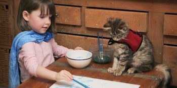 Otizme Karşı Fırçasına Sarılan 5 Yaşındaki Iris’in Rengarenk Hikayesi