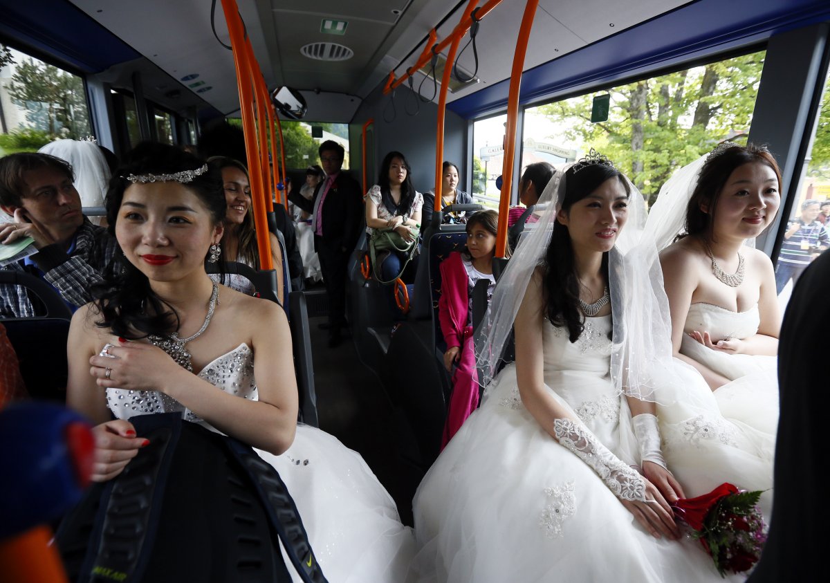 chinese-bridal-couples-travel-on-a-public-bus-to-the-neuschwanstein-castle-in-germany-to-repeat-their-wedding-vows