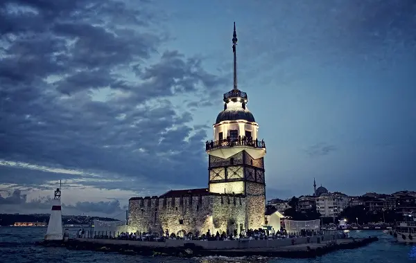 kiz-kulesi-insanlar-aksam