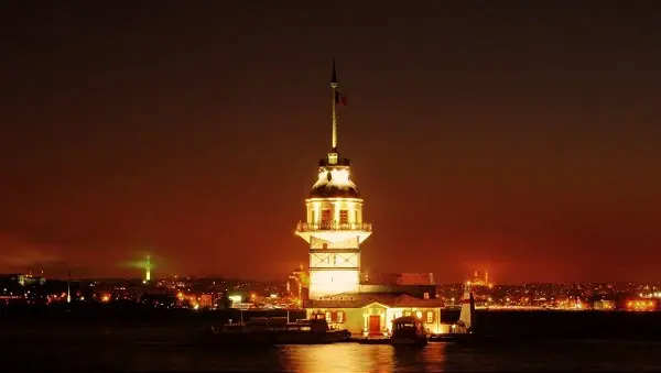 kiz-kulesi-kirmizi-isikli