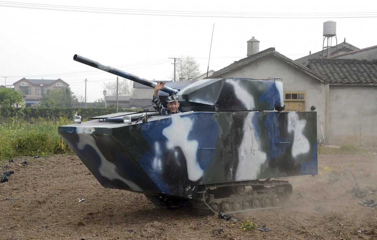 this-farmer-and-former-chinese-navy-member-spent-6450-to-create-this-homemade-replica-of-a-tank