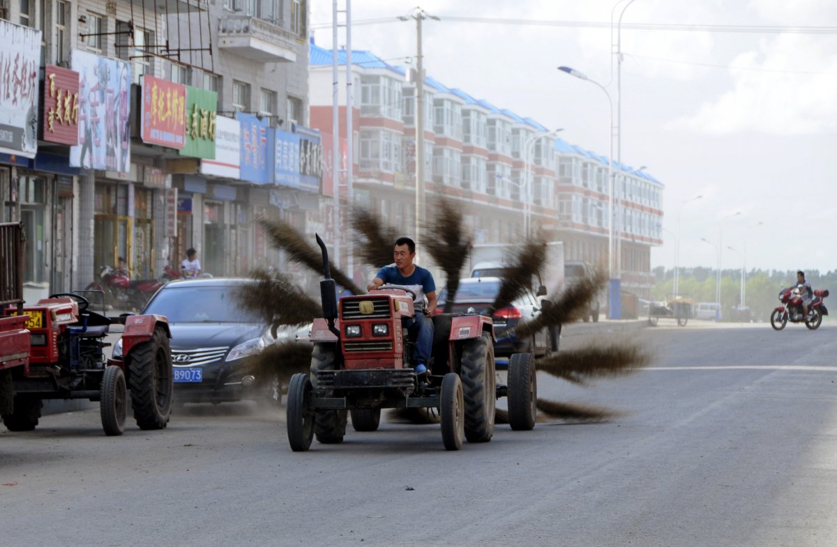this-improvised-tractor-has-12-brooms-spinning-behind-it-and-is-used-to-sweep-the-streets-of-mohe-in-the-heilongjiang-province