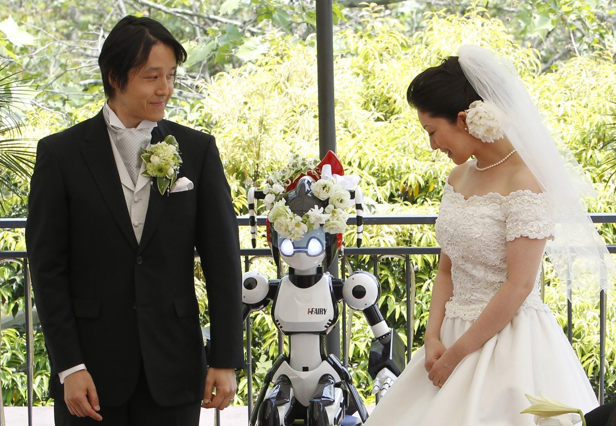 tomohiro-shibata-and-satoko-inoue-are-wed-in-tokyo-by-a-humanoid-robot-named-i-fairy