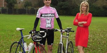 21 Viteste Daracık Likra Forma Giymiş Bisikletli Adamlar