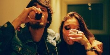 Aşık Olmakla Sarhoş Olmanın Aslında Aynı Şey Olduğunun 8 Kanıtı