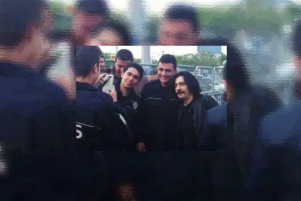 okan-bayulgen-selfie