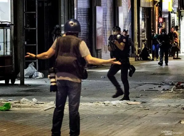 polis-basin-mensubuna-gaz-fisegi-atiyor