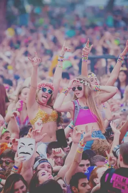 tomorrowland kizlar