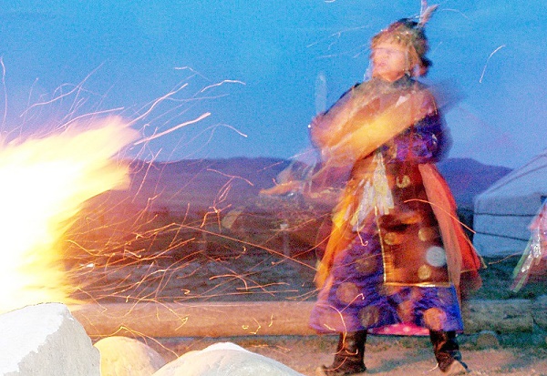 Schamane während Feuer Zeremonie bei Kyzyl, Tuva, Russland