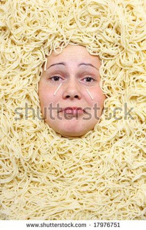 spagetti-icinde-aglayan-kadin-029