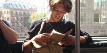 Metroda Kitap Okuyan Seksi Adamlarla Tanışın: Hot Dudes Reading