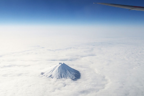 mount-fuji-from-an-airplane-above-the-clouds-15