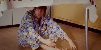 14 Örnekle Küçükken Sadece Bize Ait Olan Sihirli Dünya: Masa Altı