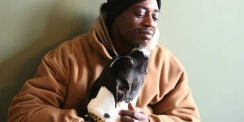 Donarak Öleceğini Bile Bile Köpeği Oreo’yu Yalnız Bırakmayan Evsiz Adamın Yürek Isıtan Hikayesi