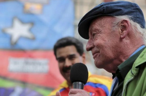 Uruguay's writer Eduardo Galeano speaks to the crowd after he received the Simon Rodriguez medal in Caracas