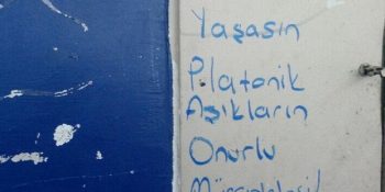 Platonik Aşkınızın ”Lan Yoksa O Da Mı Beni Seviyor” Dedirten Aşırı Sıradan 19 Davranışı